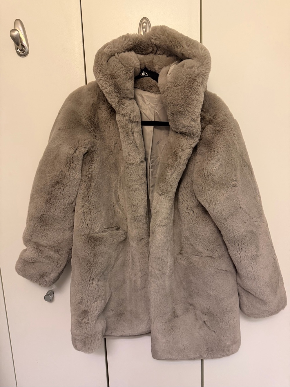 Apparis fur coat with hood
